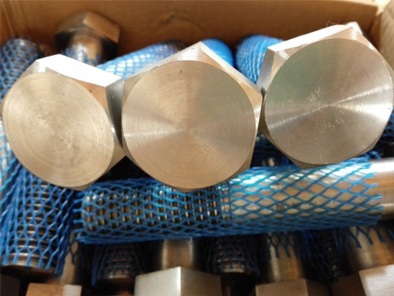 suured tarnitavad mehaanilised kinnitusdetailid tugeva tugevusega kuuskantpolt ja mutter